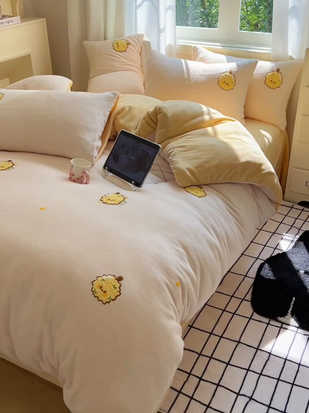 91家纺网 家纺一手货源 找家纺 丽涵家纺 2025秋冬新品210克牛奶绒毛巾绣四件套卡通绣花学生床笠三件套 榴莲忘返