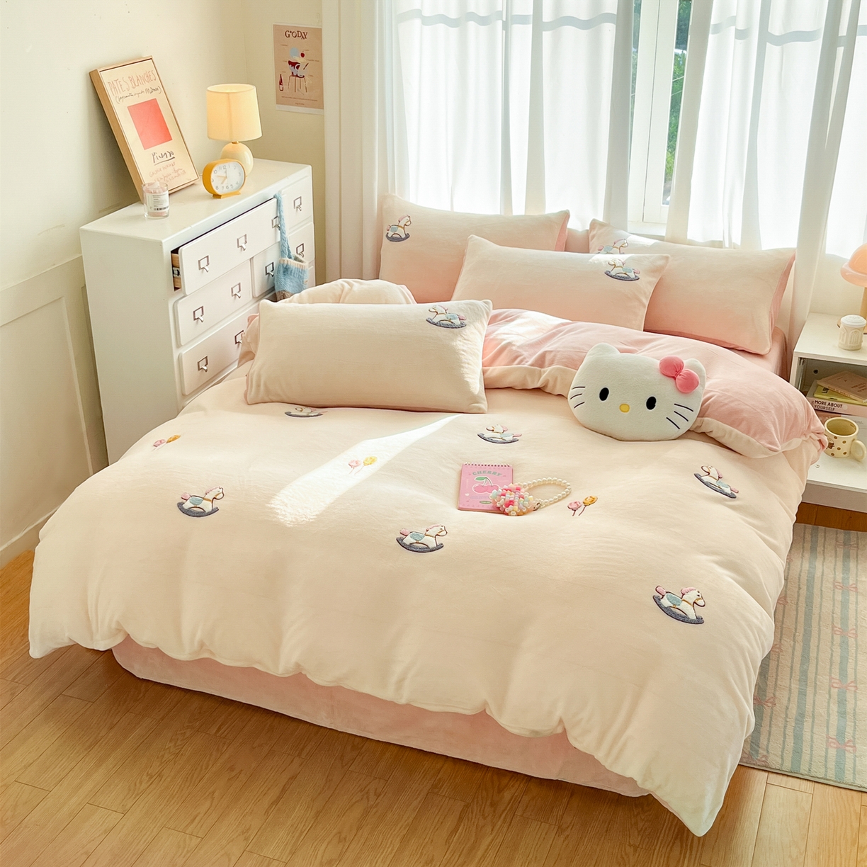 91家纺网 家纺一手货源 找家纺 丽涵家纺 2025秋冬新品210克牛奶绒毛巾绣四件套卡通绣花学生床笠三件套 梦幻木马