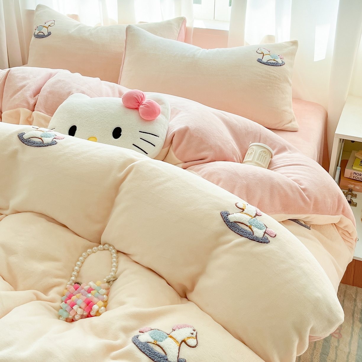 91家纺网 家纺一手货源 找家纺 丽涵家纺 2025秋冬新品210克牛奶绒毛巾绣四件套卡通绣花学生床笠三件套 梦幻木马