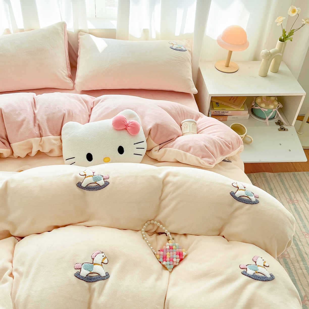 91家纺网 家纺一手货源 找家纺 丽涵家纺 2025秋冬新品210克牛奶绒毛巾绣四件套卡通绣花学生床笠三件套 梦幻木马