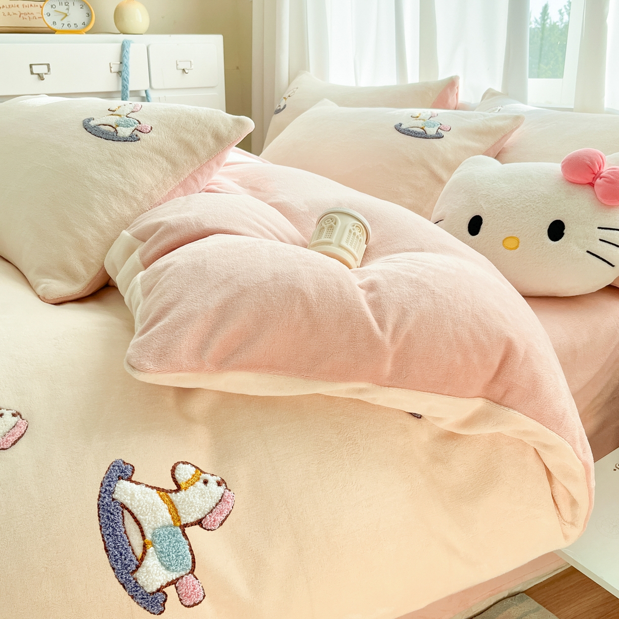 91家纺网 家纺一手货源 找家纺 丽涵家纺 2025秋冬新品210克牛奶绒毛巾绣四件套卡通绣花学生床笠三件套 梦幻木马