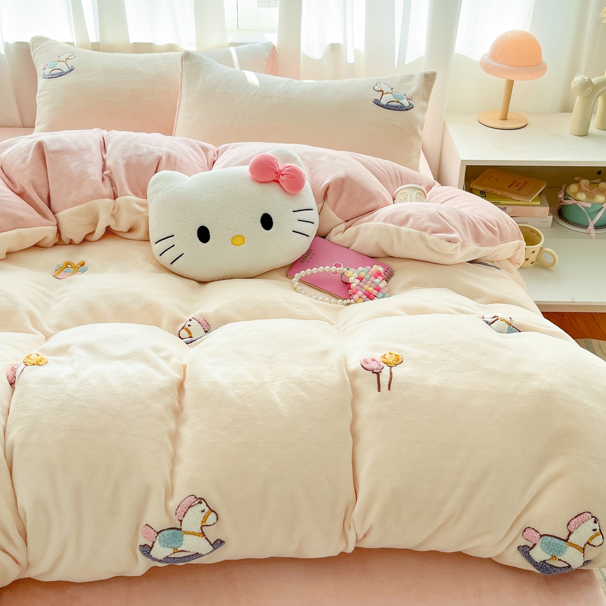 91家纺网 家纺一手货源 找家纺 丽涵家纺 2025秋冬新品210克牛奶绒毛巾绣四件套卡通绣花学生床笠三件套 梦幻木马