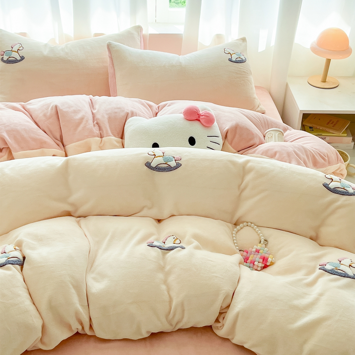 91家纺网 家纺一手货源 找家纺 丽涵家纺 2025秋冬新品210克牛奶绒毛巾绣四件套卡通绣花学生床笠三件套 梦幻木马