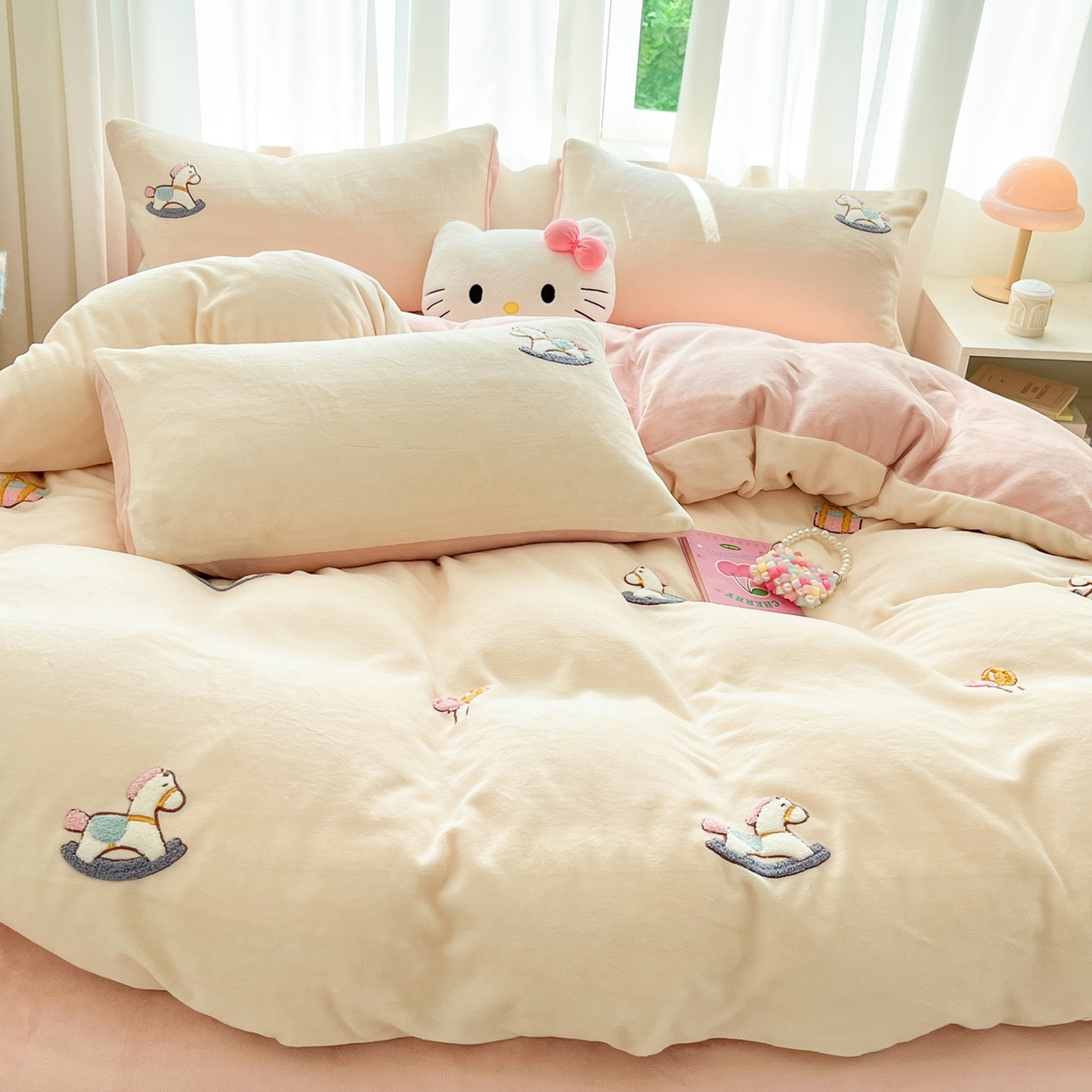91家纺网 家纺一手货源 找家纺 丽涵家纺 2025秋冬新品210克牛奶绒毛巾绣四件套卡通绣花学生床笠三件套 梦幻木马