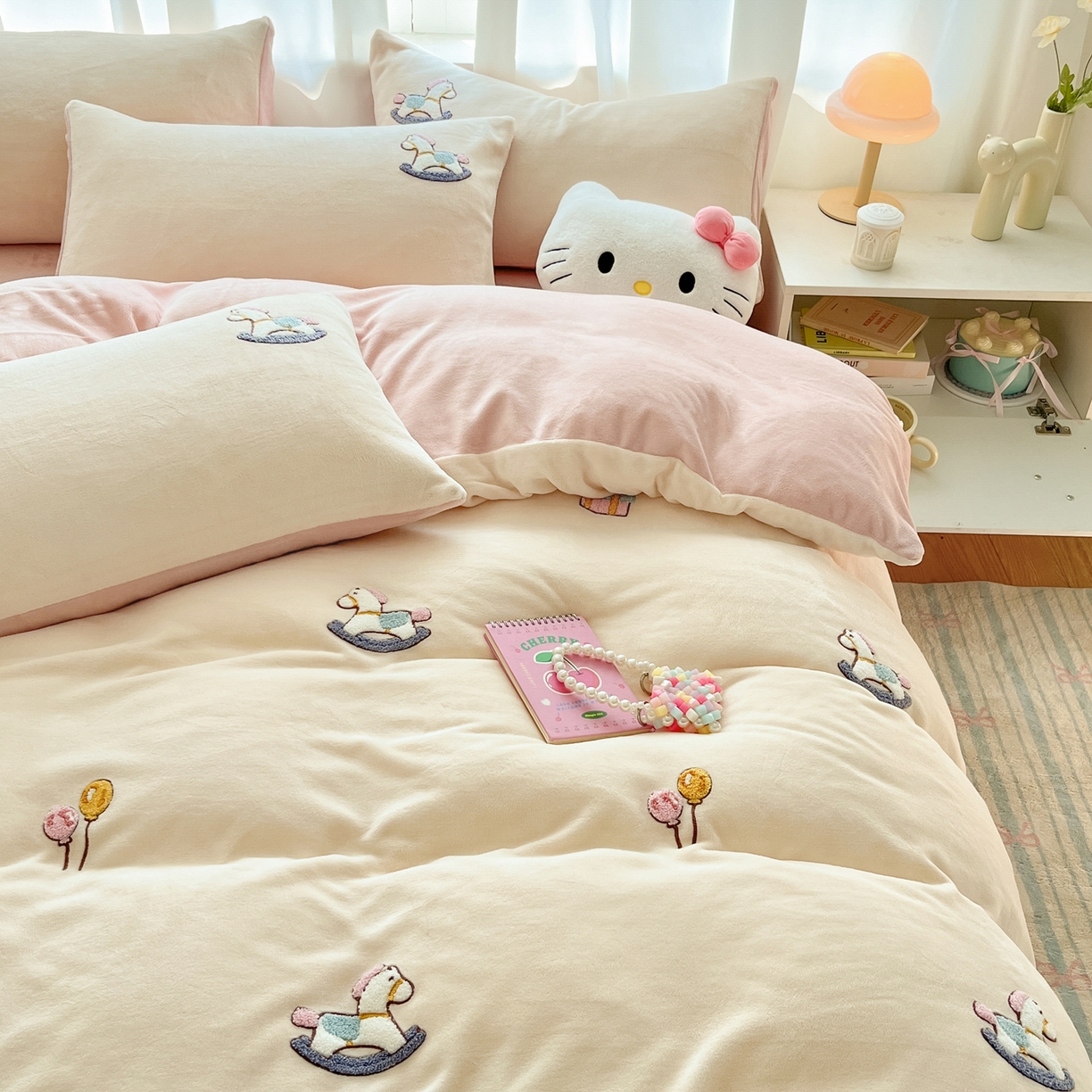 91家纺网 家纺一手货源 找家纺 丽涵家纺 2025秋冬新品210克牛奶绒毛巾绣四件套卡通绣花学生床笠三件套 梦幻木马