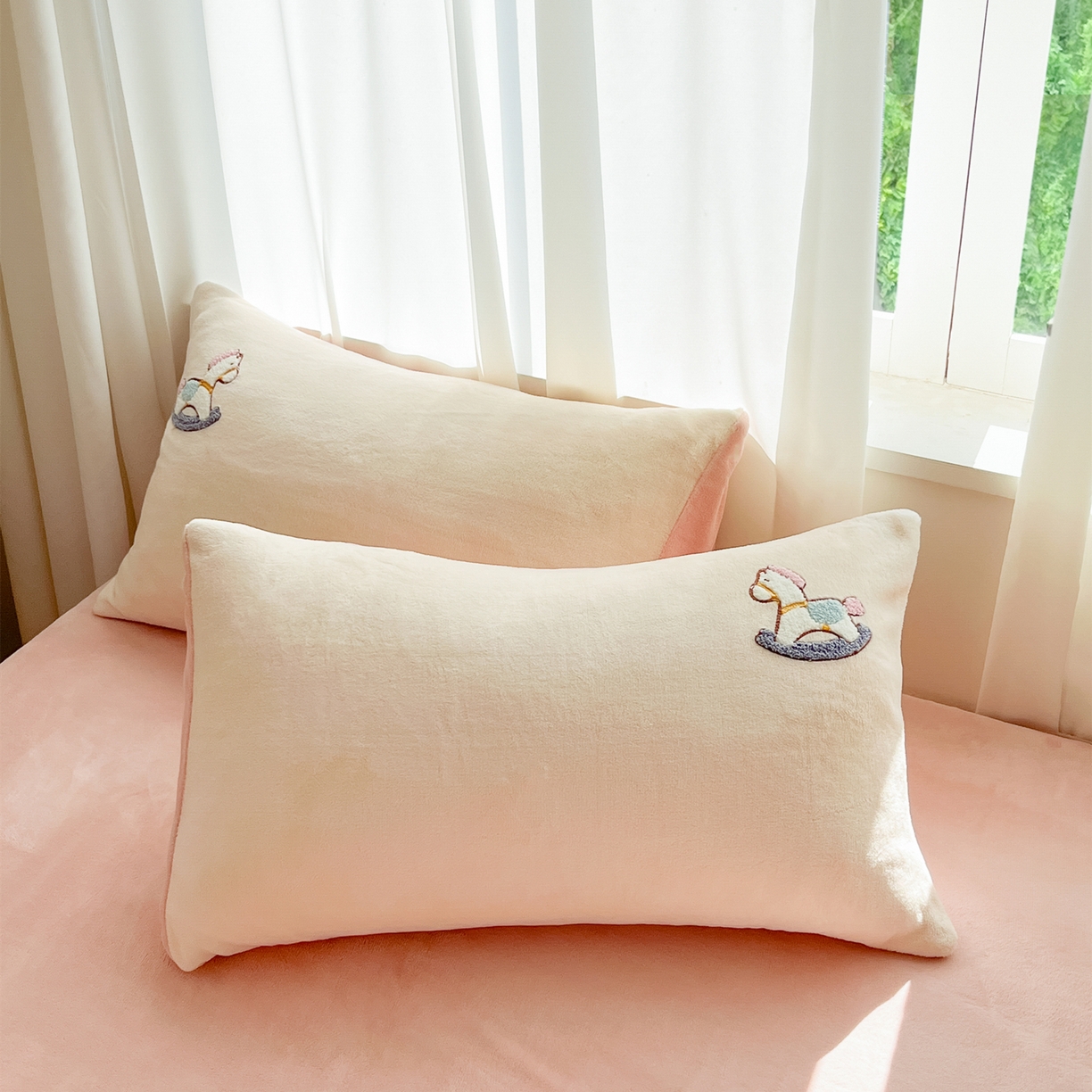 91家纺网 家纺一手货源 找家纺 丽涵家纺 2025秋冬新品210克牛奶绒毛巾绣四件套卡通绣花学生床笠三件套 梦幻木马