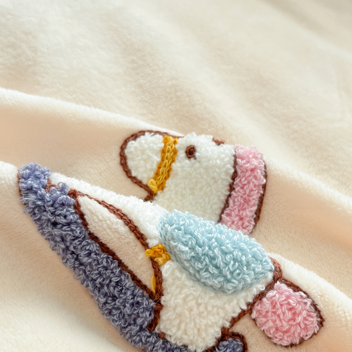 91家纺网 家纺一手货源 找家纺 丽涵家纺 2025秋冬新品210克牛奶绒毛巾绣四件套卡通绣花学生床笠三件套 梦幻木马