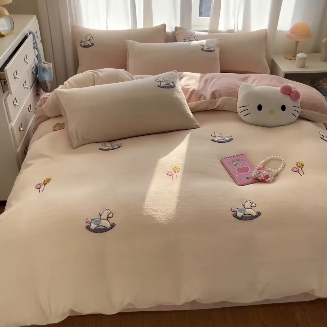 91家纺网 家纺一手货源 找家纺 丽涵家纺 2025秋冬新品210克牛奶绒毛巾绣四件套卡通绣花学生床笠三件套 梦幻木马