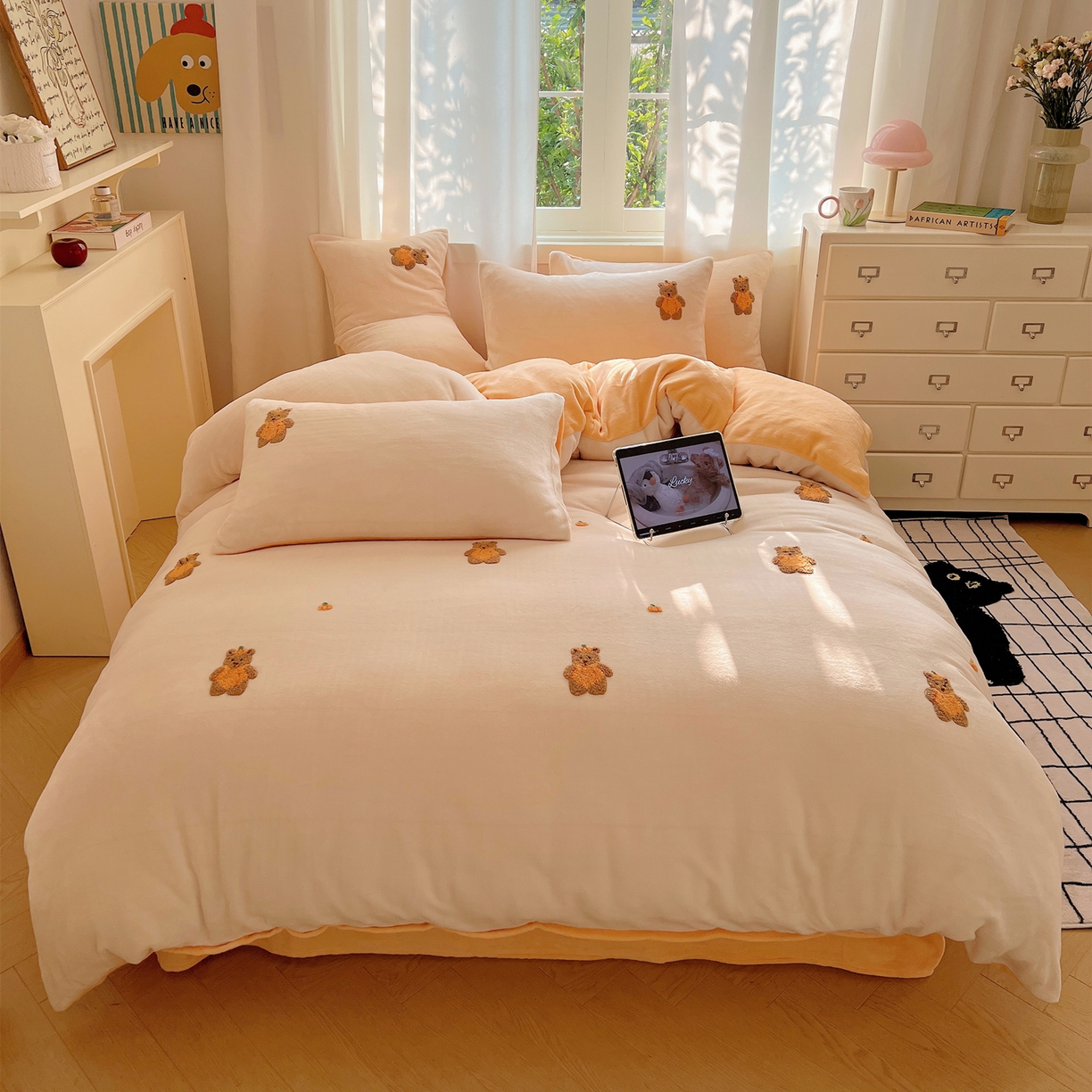 丽涵家纺 2025秋冬新品210克牛奶绒毛巾绣四件套卡通绣花学生床笠三件套 南瓜小熊-暖橘