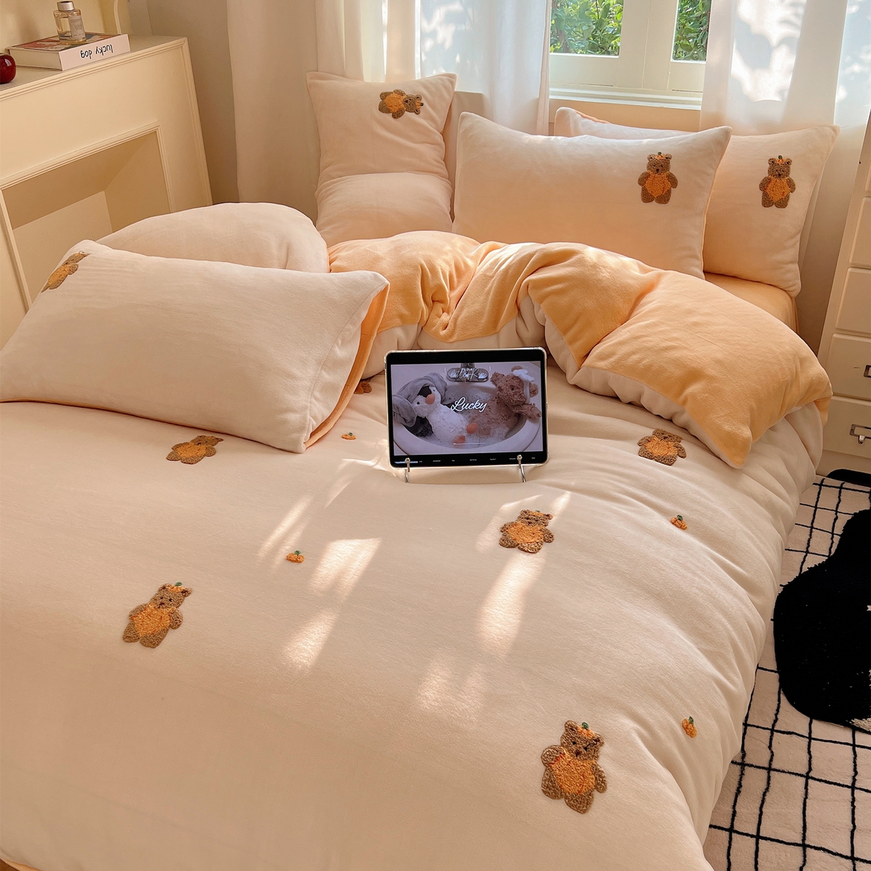 91家纺网 家纺一手货源 找家纺 丽涵家纺 2025秋冬新品210克牛奶绒毛巾绣四件套卡通绣花学生床笠三件套 南瓜小熊-暖橘