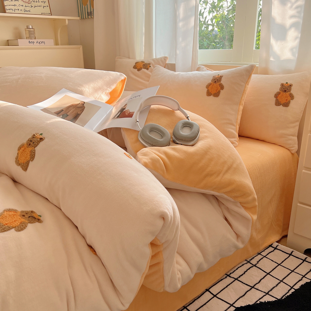 91家纺网 家纺一手货源 找家纺 丽涵家纺 2025秋冬新品210克牛奶绒毛巾绣四件套卡通绣花学生床笠三件套 南瓜小熊-暖橘