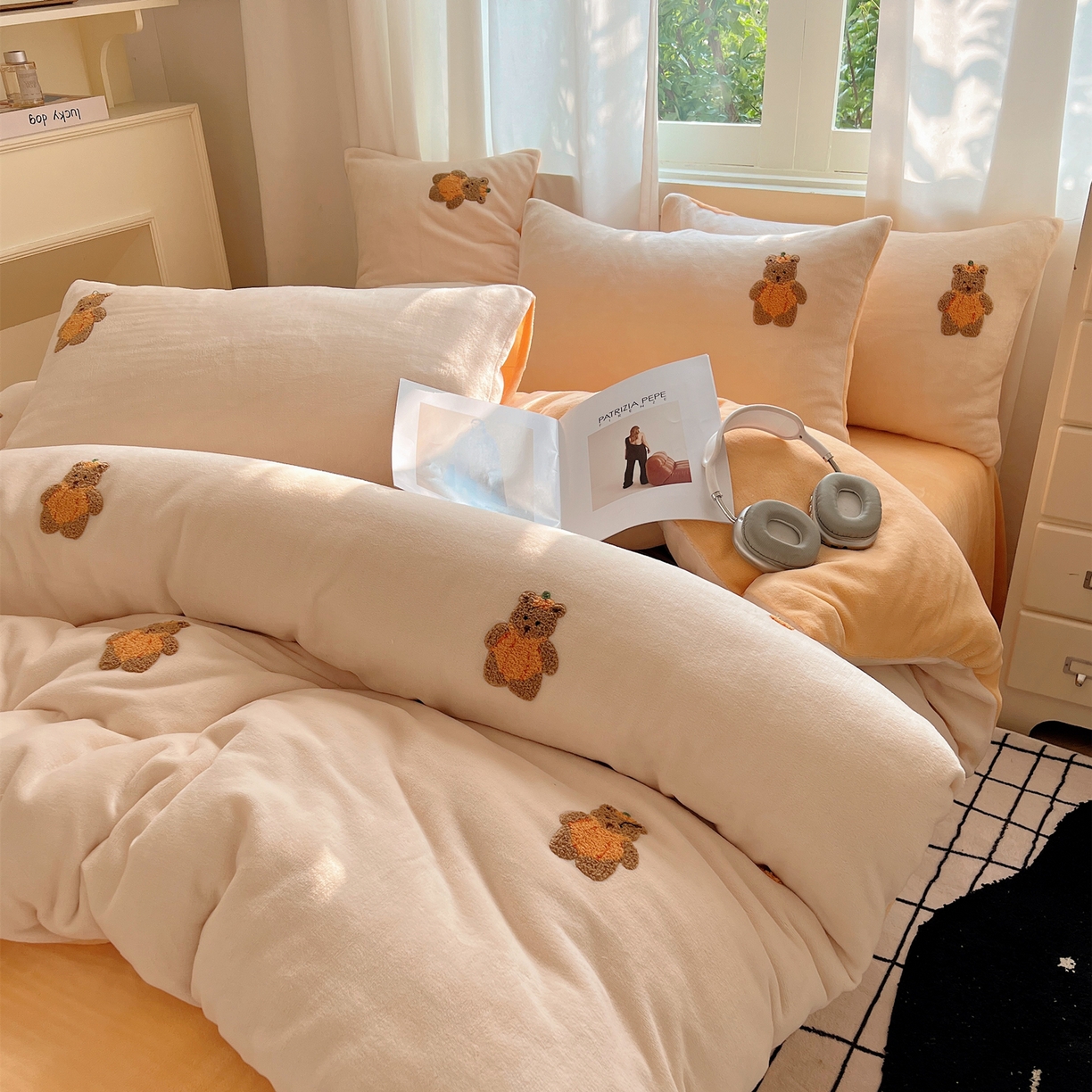 91家纺网 家纺一手货源 找家纺 丽涵家纺 2025秋冬新品210克牛奶绒毛巾绣四件套卡通绣花学生床笠三件套 南瓜小熊-暖橘