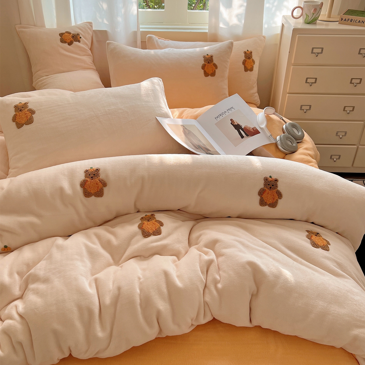 91家纺网 家纺一手货源 找家纺 丽涵家纺 2025秋冬新品210克牛奶绒毛巾绣四件套卡通绣花学生床笠三件套 南瓜小熊-暖橘