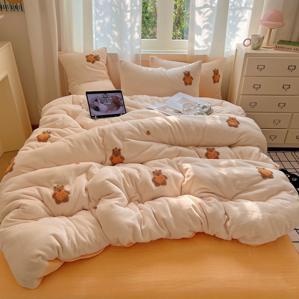 91家纺网 家纺一手货源 找家纺 丽涵家纺 2025秋冬新品210克牛奶绒毛巾绣四件套卡通绣花学生床笠三件套 南瓜小熊-暖橘