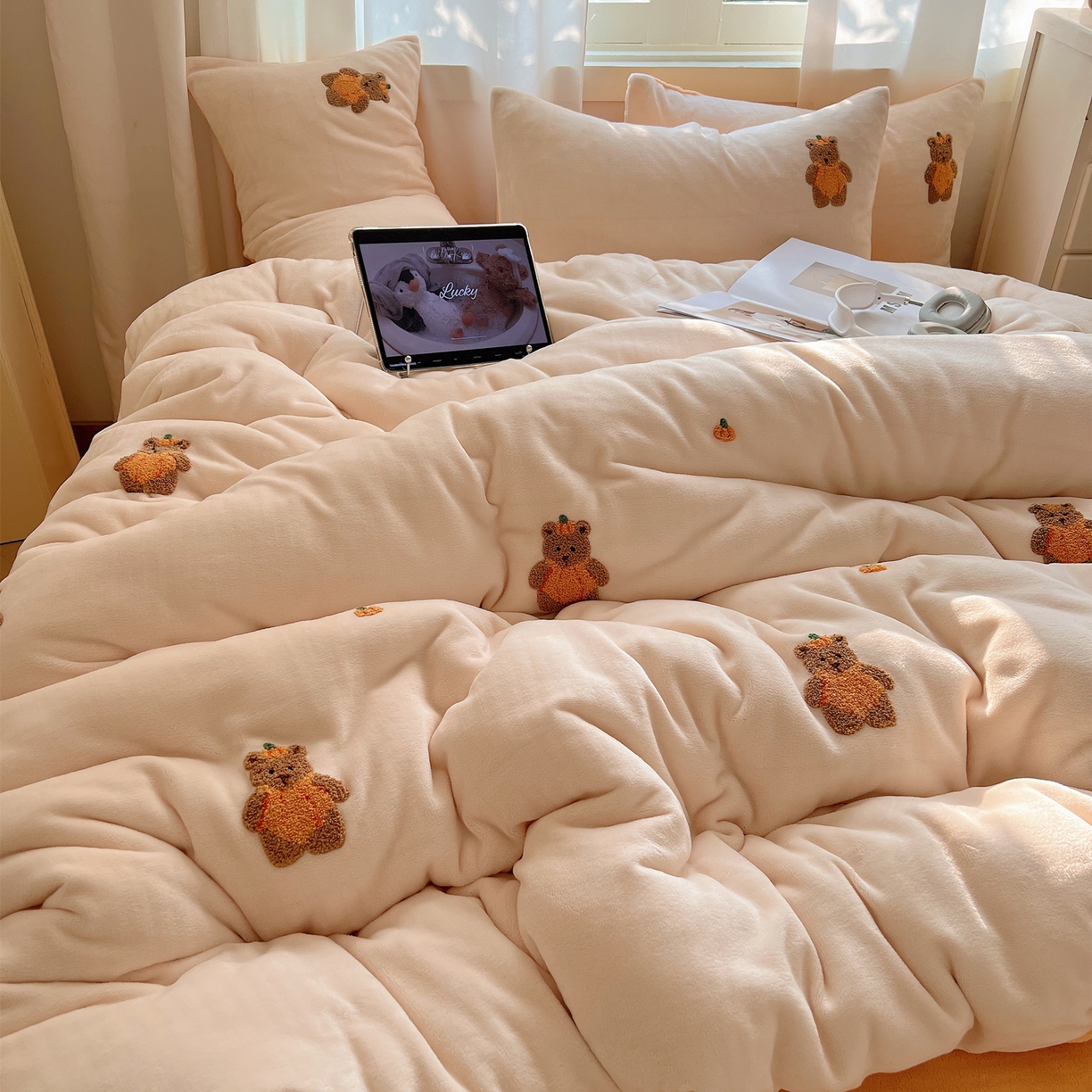 91家纺网 家纺一手货源 找家纺 丽涵家纺 2025秋冬新品210克牛奶绒毛巾绣四件套卡通绣花学生床笠三件套 南瓜小熊-暖橘