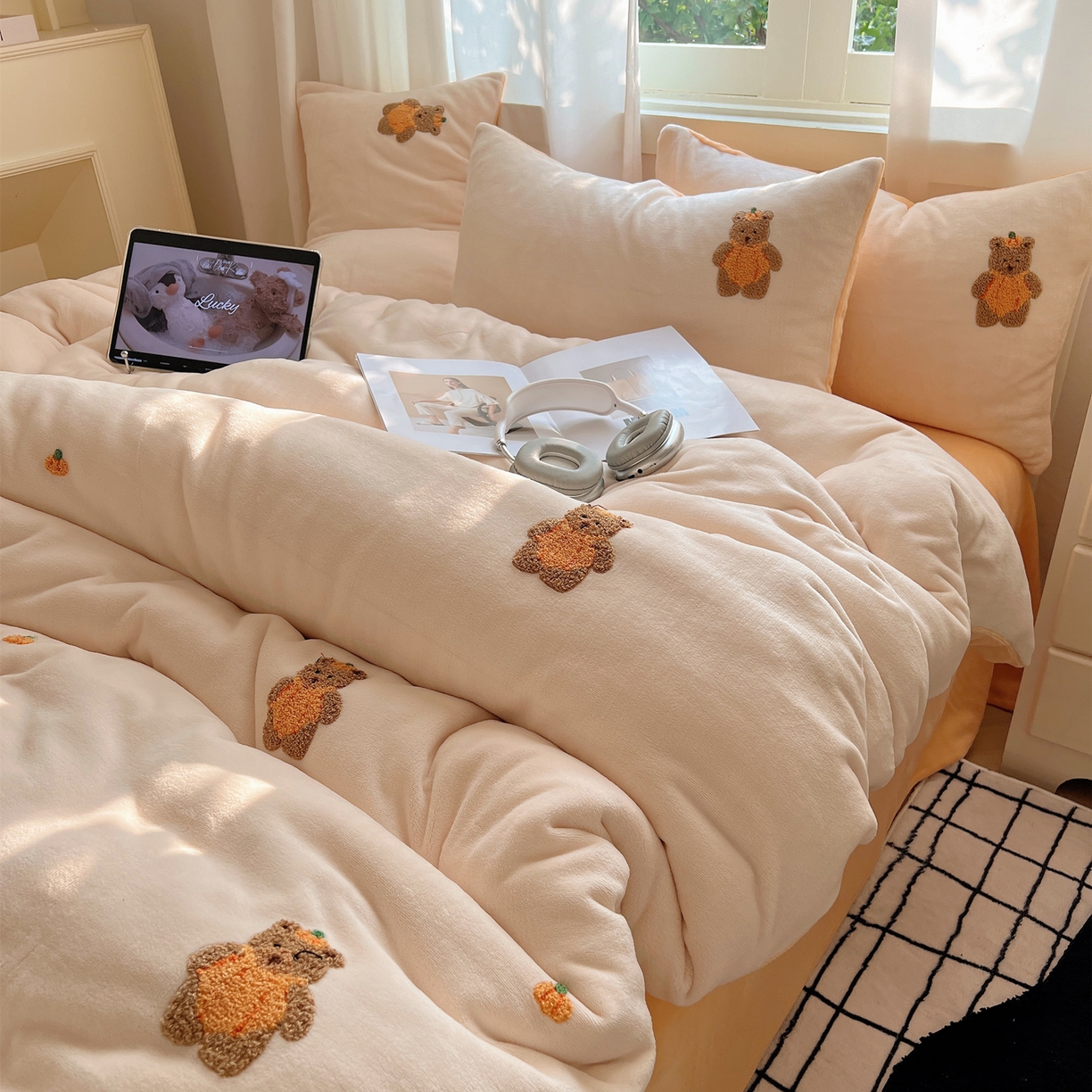 91家纺网 家纺一手货源 找家纺 丽涵家纺 2025秋冬新品210克牛奶绒毛巾绣四件套卡通绣花学生床笠三件套 南瓜小熊-暖橘