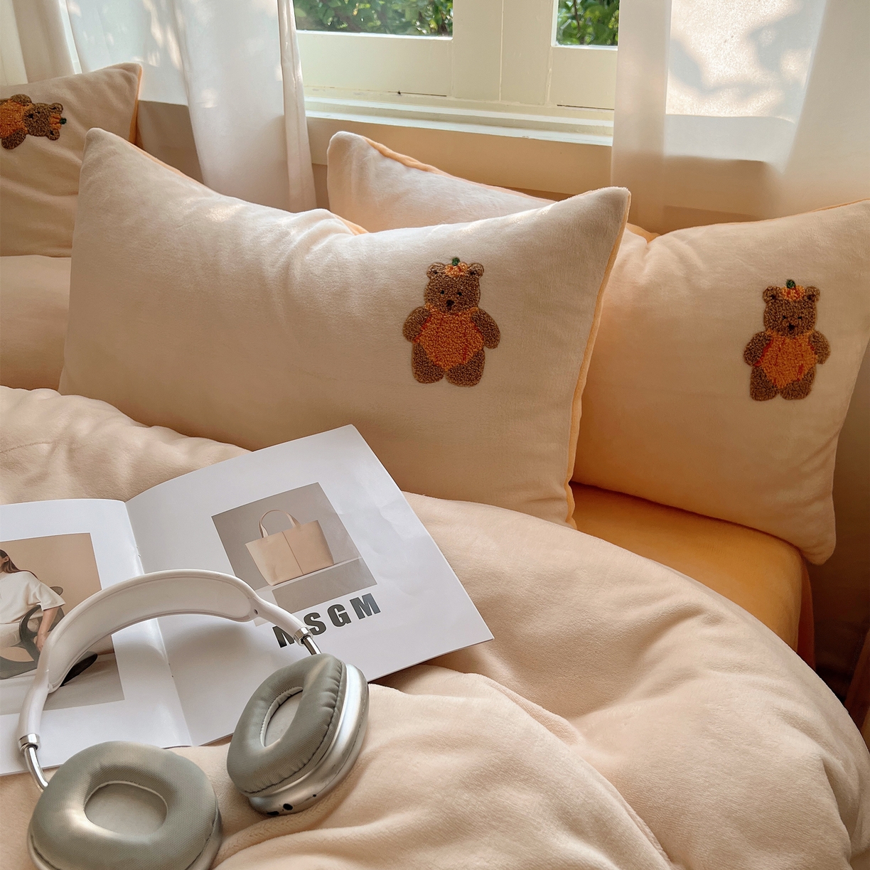 91家纺网 家纺一手货源 找家纺 丽涵家纺 2025秋冬新品210克牛奶绒毛巾绣四件套卡通绣花学生床笠三件套 南瓜小熊-暖橘