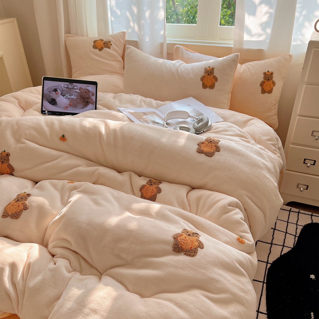 91家纺网 家纺一手货源 找家纺 丽涵家纺 2025秋冬新品210克牛奶绒毛巾绣四件套卡通绣花学生床笠三件套 南瓜小熊-暖橘