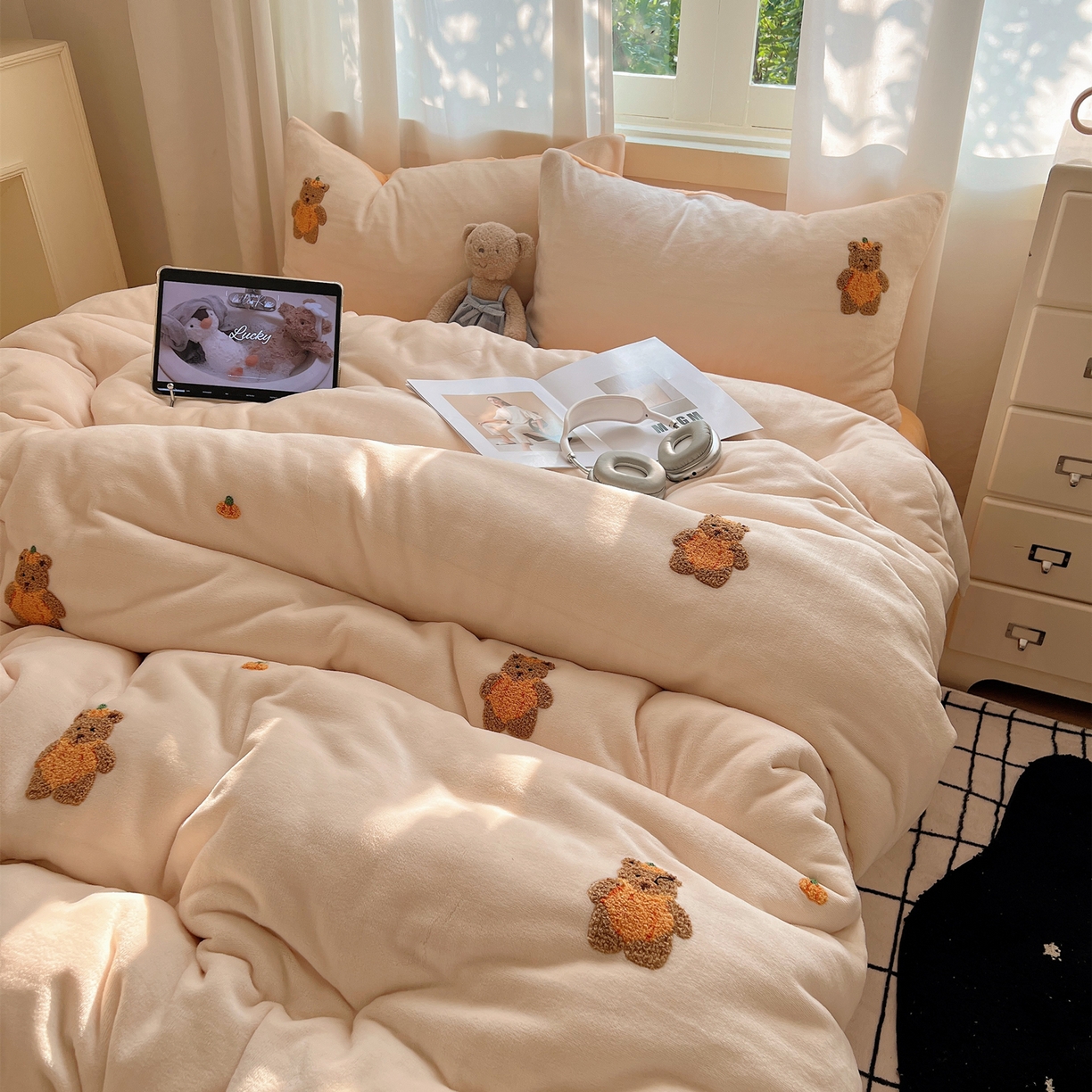 91家纺网 家纺一手货源 找家纺 丽涵家纺 2025秋冬新品210克牛奶绒毛巾绣四件套卡通绣花学生床笠三件套 南瓜小熊-暖橘