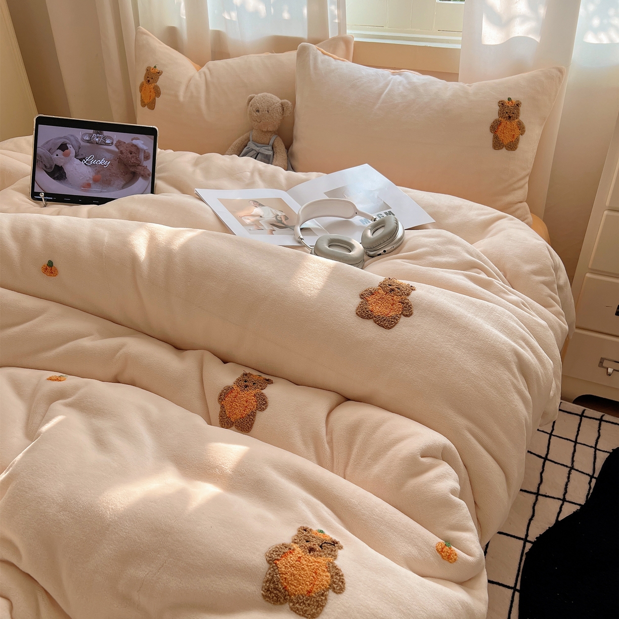 91家纺网 家纺一手货源 找家纺 丽涵家纺 2025秋冬新品210克牛奶绒毛巾绣四件套卡通绣花学生床笠三件套 南瓜小熊-暖橘