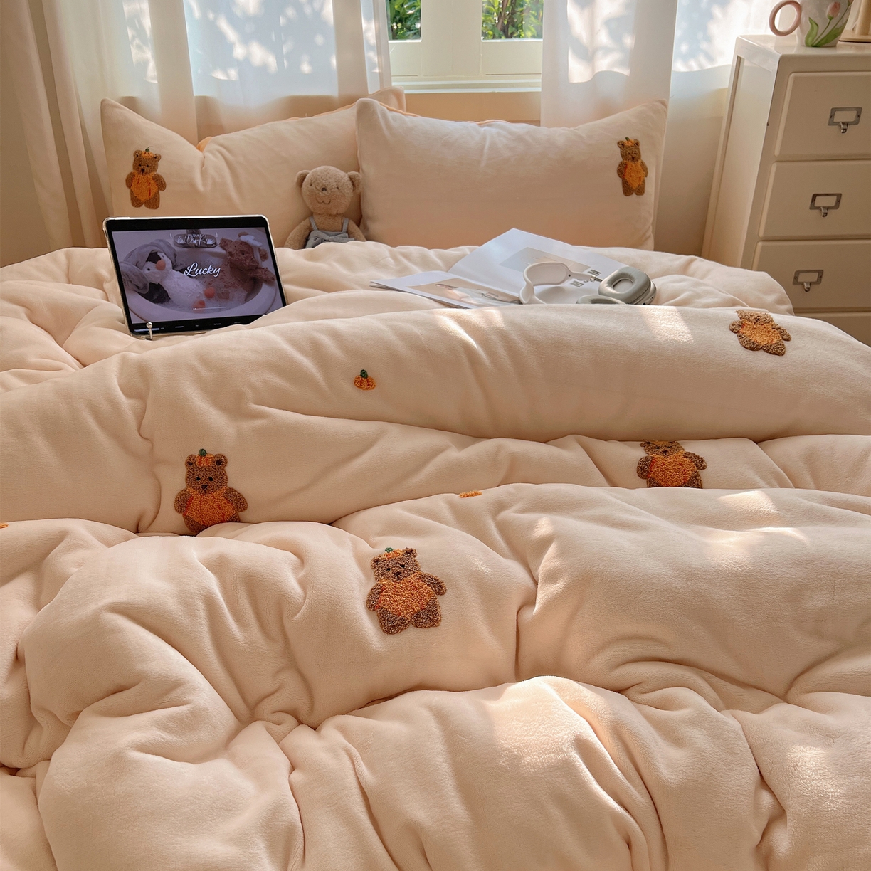 91家纺网 家纺一手货源 找家纺 丽涵家纺 2025秋冬新品210克牛奶绒毛巾绣四件套卡通绣花学生床笠三件套 南瓜小熊-暖橘