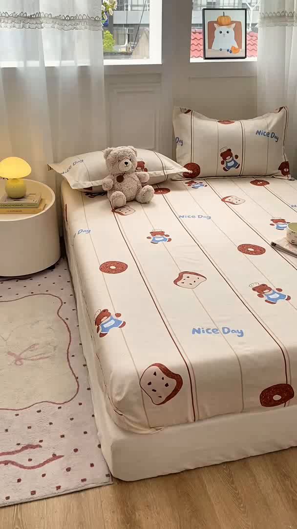 91家纺网 家纺一手货源 找家纺 红日子 2025新款生态斜纹植物羊绒单床笠磨毛床笠三件套 饼干小熊