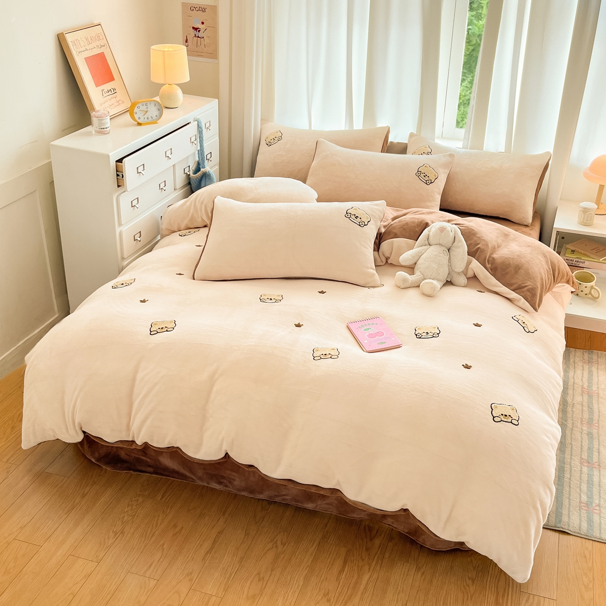 91家纺网 家纺一手货源 找家纺 丽涵家纺 2025秋冬新品210克牛奶绒毛巾绣四件套卡通绣花学生床笠三件套 趣味小熊