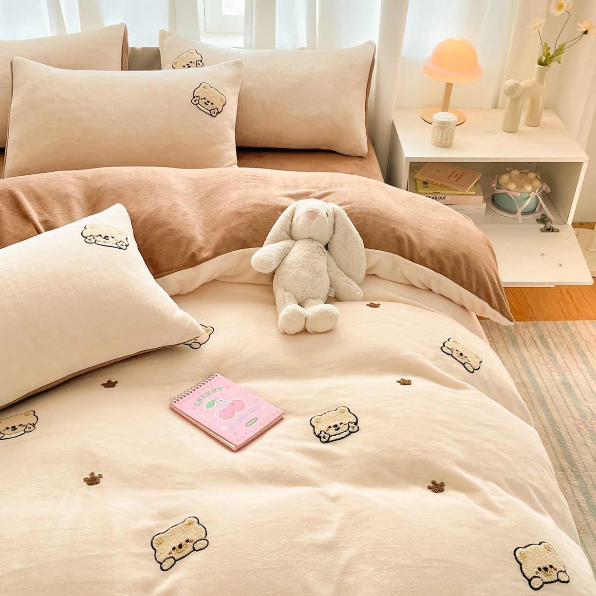 91家纺网 家纺一手货源 找家纺 丽涵家纺 2025秋冬新品210克牛奶绒毛巾绣四件套卡通绣花学生床笠三件套 趣味小熊