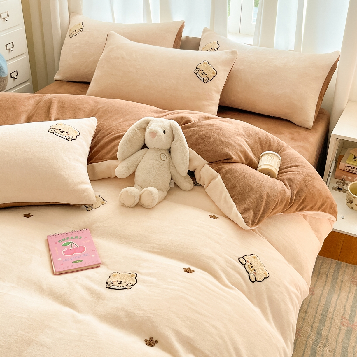 91家纺网 家纺一手货源 找家纺 丽涵家纺 2025秋冬新品210克牛奶绒毛巾绣四件套卡通绣花学生床笠三件套 趣味小熊