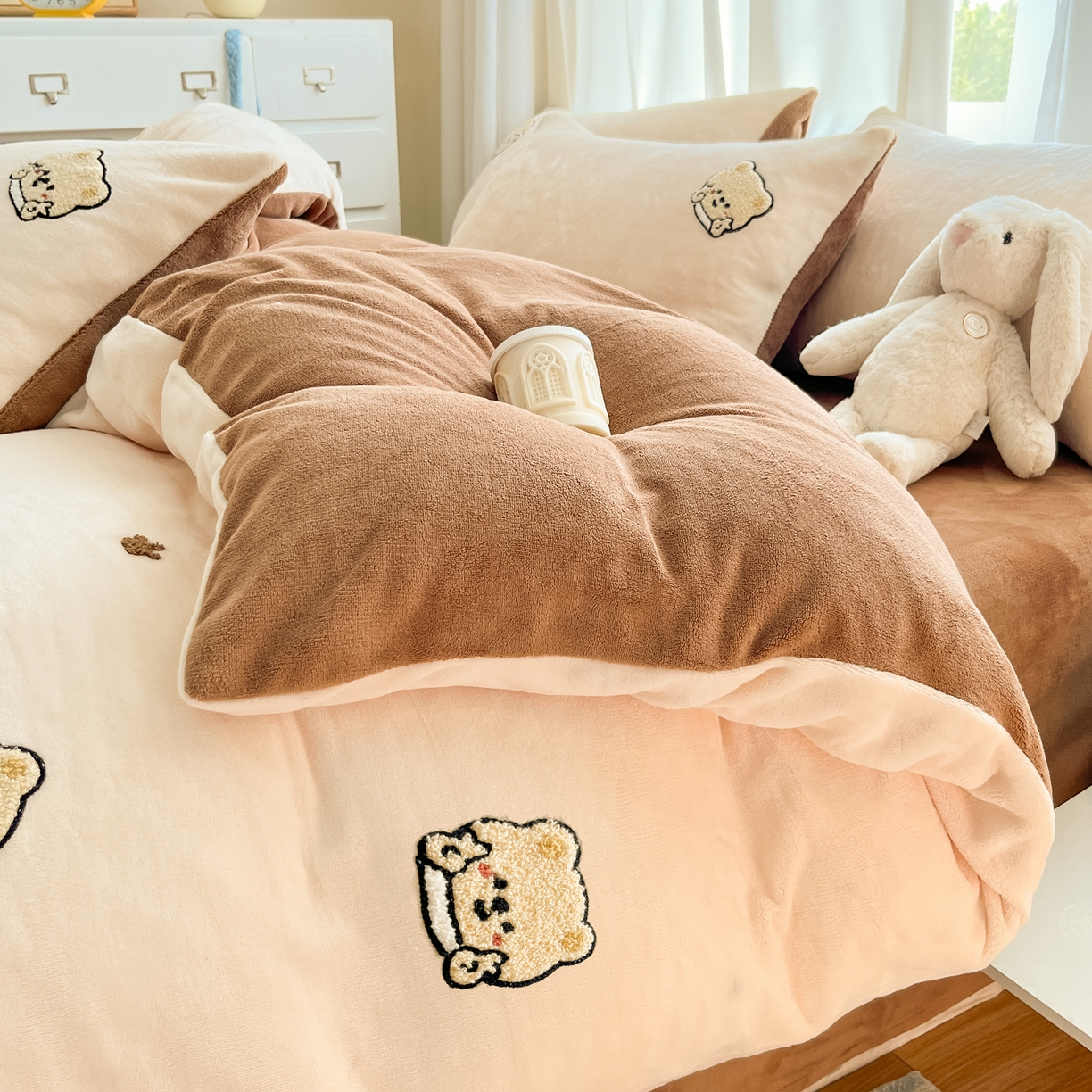 91家纺网 家纺一手货源 找家纺 丽涵家纺 2025秋冬新品210克牛奶绒毛巾绣四件套卡通绣花学生床笠三件套 趣味小熊