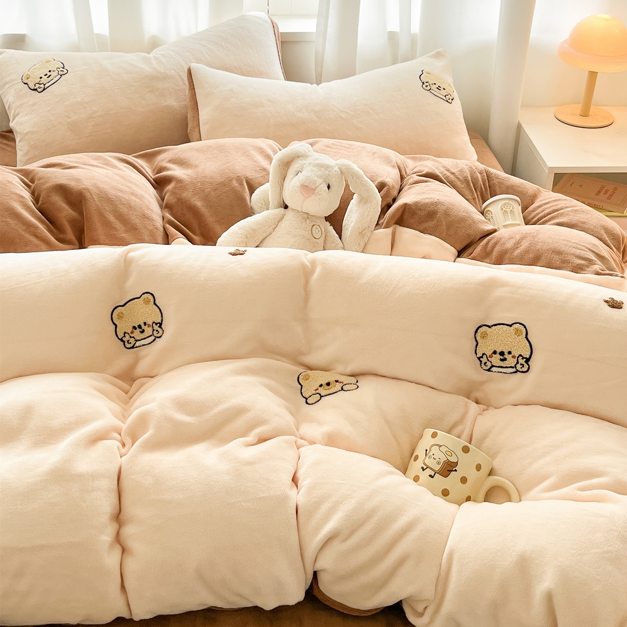 91家纺网 家纺一手货源 找家纺 丽涵家纺 2025秋冬新品210克牛奶绒毛巾绣四件套卡通绣花学生床笠三件套 趣味小熊