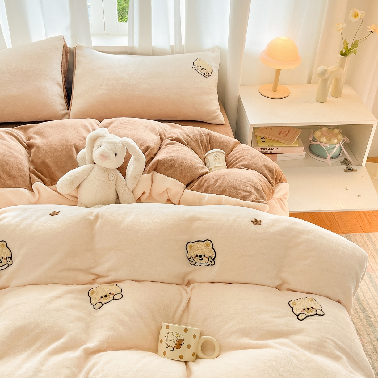 91家纺网 家纺一手货源 找家纺 丽涵家纺 2025秋冬新品210克牛奶绒毛巾绣四件套卡通绣花学生床笠三件套 趣味小熊