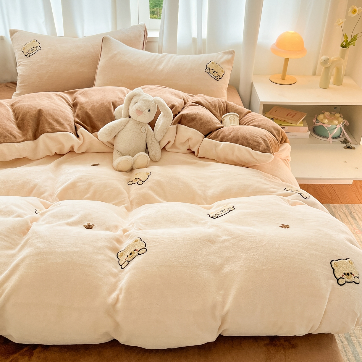 91家纺网 家纺一手货源 找家纺 丽涵家纺 2025秋冬新品210克牛奶绒毛巾绣四件套卡通绣花学生床笠三件套 趣味小熊