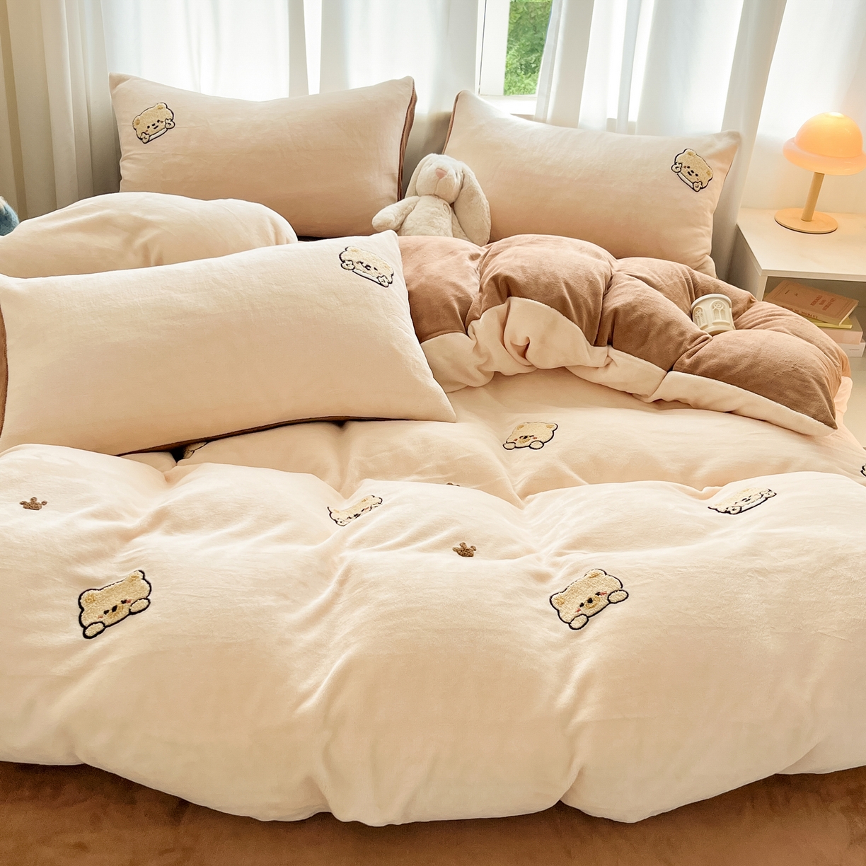 91家纺网 家纺一手货源 找家纺 丽涵家纺 2025秋冬新品210克牛奶绒毛巾绣四件套卡通绣花学生床笠三件套 趣味小熊