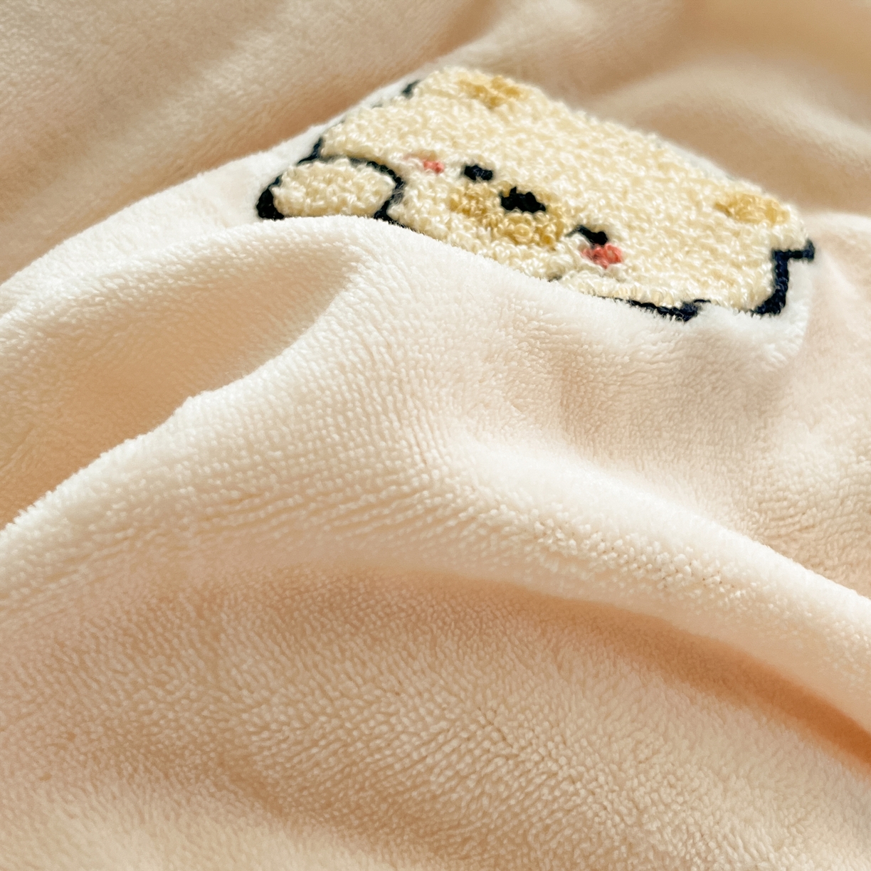 91家纺网 家纺一手货源 找家纺 丽涵家纺 2025秋冬新品210克牛奶绒毛巾绣四件套卡通绣花学生床笠三件套 趣味小熊