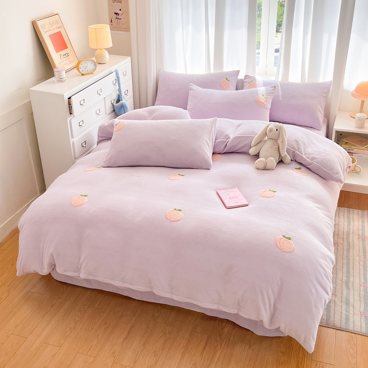 91家纺网 家纺一手货源 找家纺 丽涵家纺 2025秋冬新品210克牛奶绒毛巾绣四件套卡通绣花学生床笠三件套 水蜜桃