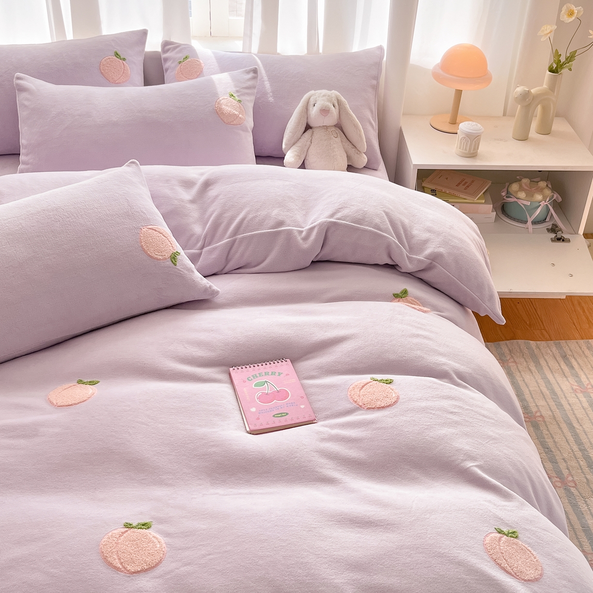 91家纺网 家纺一手货源 找家纺 丽涵家纺 2025秋冬新品210克牛奶绒毛巾绣四件套卡通绣花学生床笠三件套 水蜜桃