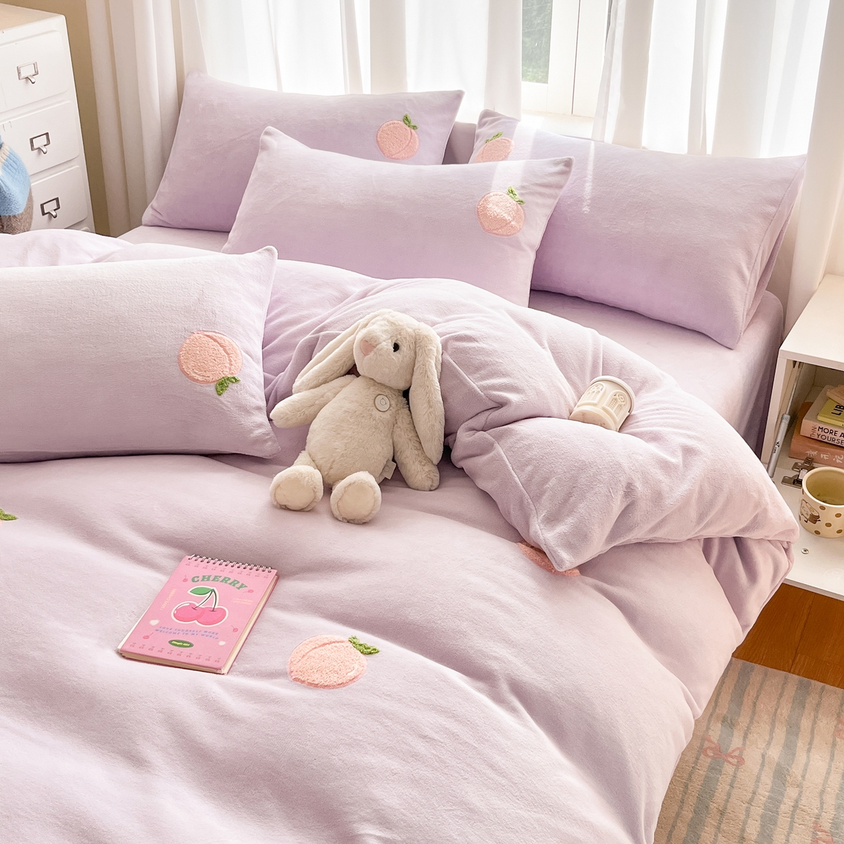 91家纺网 家纺一手货源 找家纺 丽涵家纺 2025秋冬新品210克牛奶绒毛巾绣四件套卡通绣花学生床笠三件套 水蜜桃