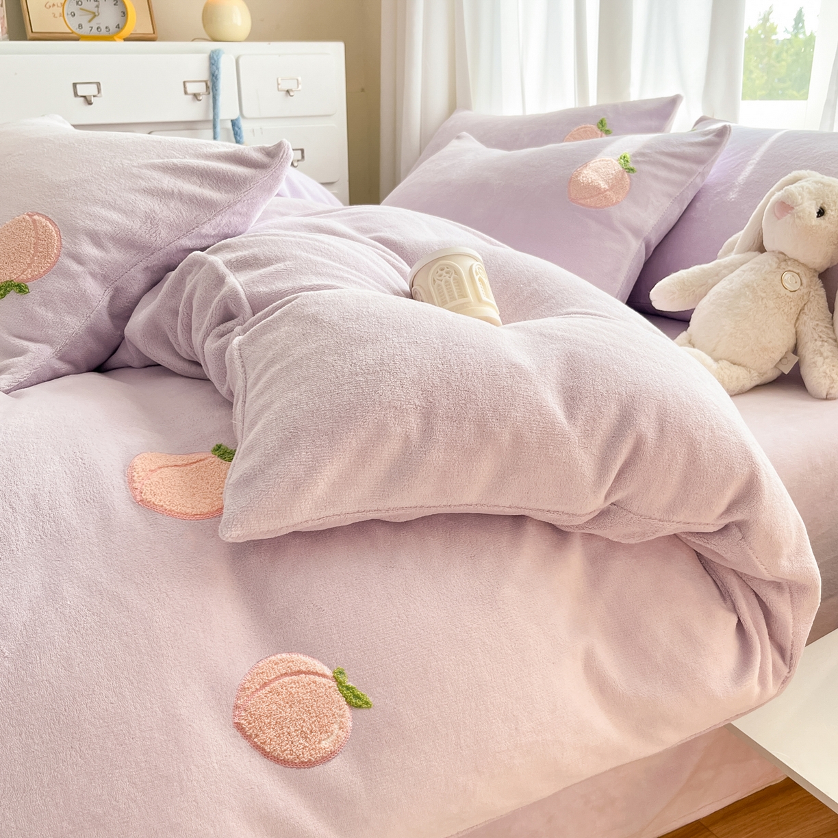 91家纺网 家纺一手货源 找家纺 丽涵家纺 2025秋冬新品210克牛奶绒毛巾绣四件套卡通绣花学生床笠三件套 水蜜桃