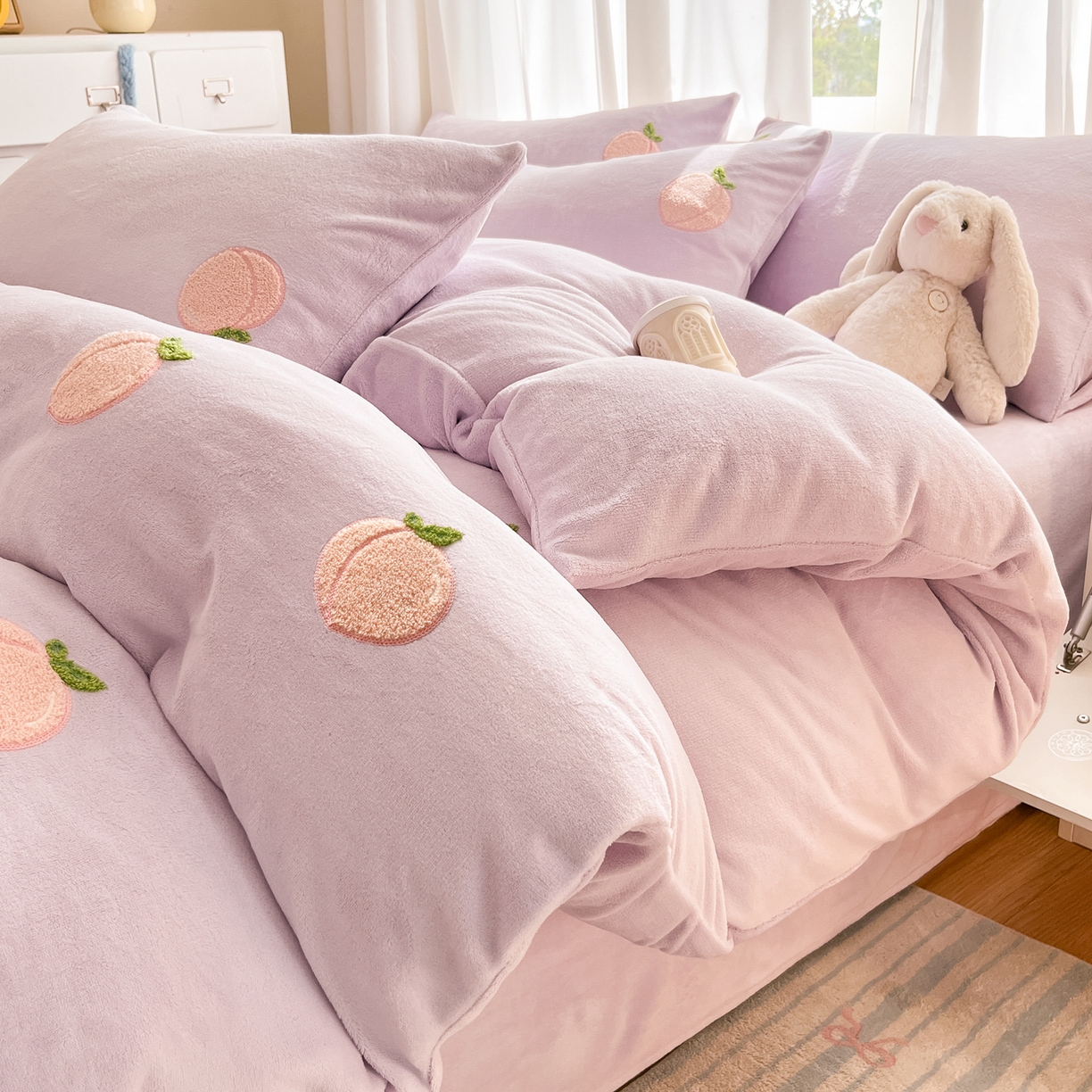 91家纺网 家纺一手货源 找家纺 丽涵家纺 2025秋冬新品210克牛奶绒毛巾绣四件套卡通绣花学生床笠三件套 水蜜桃