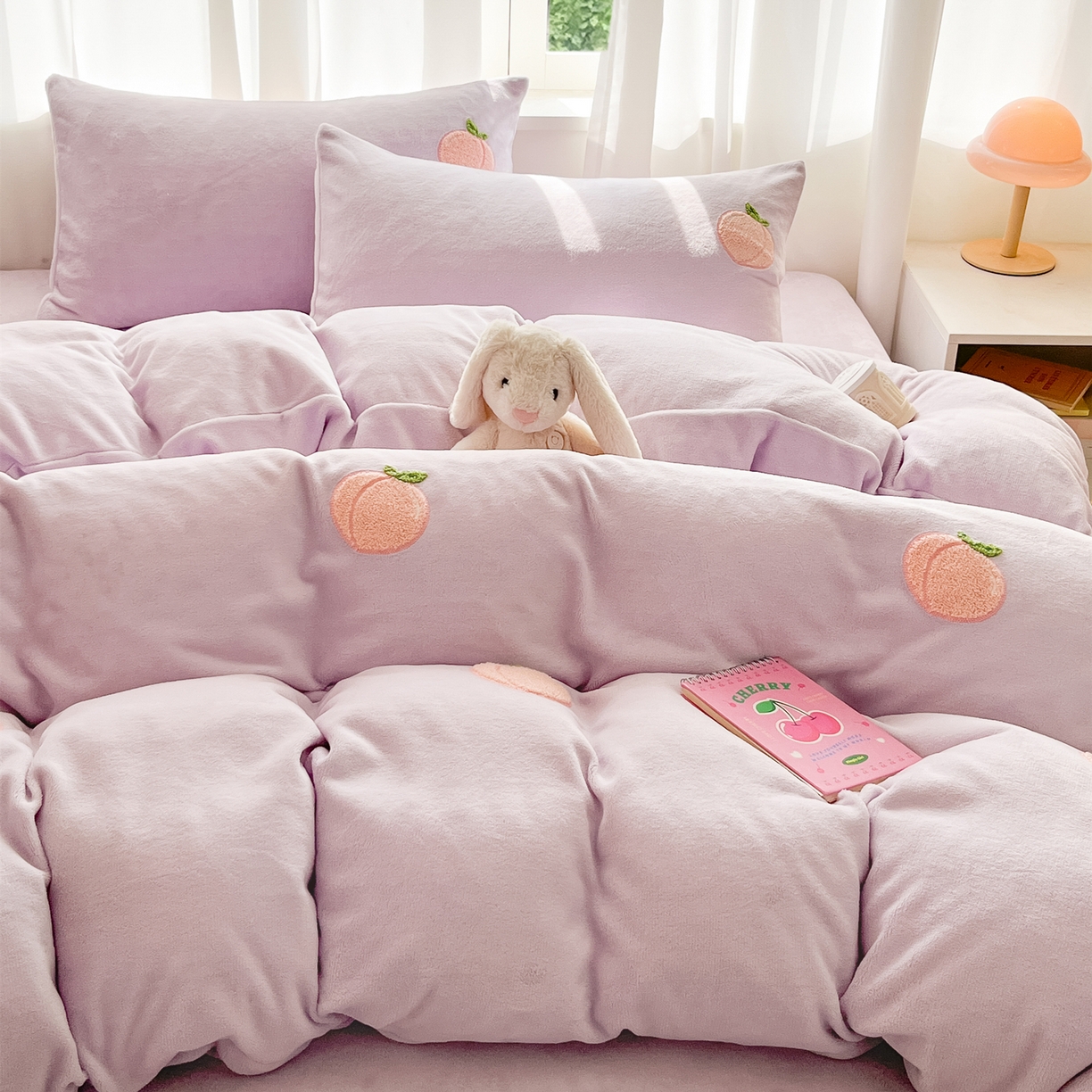 91家纺网 家纺一手货源 找家纺 丽涵家纺 2025秋冬新品210克牛奶绒毛巾绣四件套卡通绣花学生床笠三件套 水蜜桃