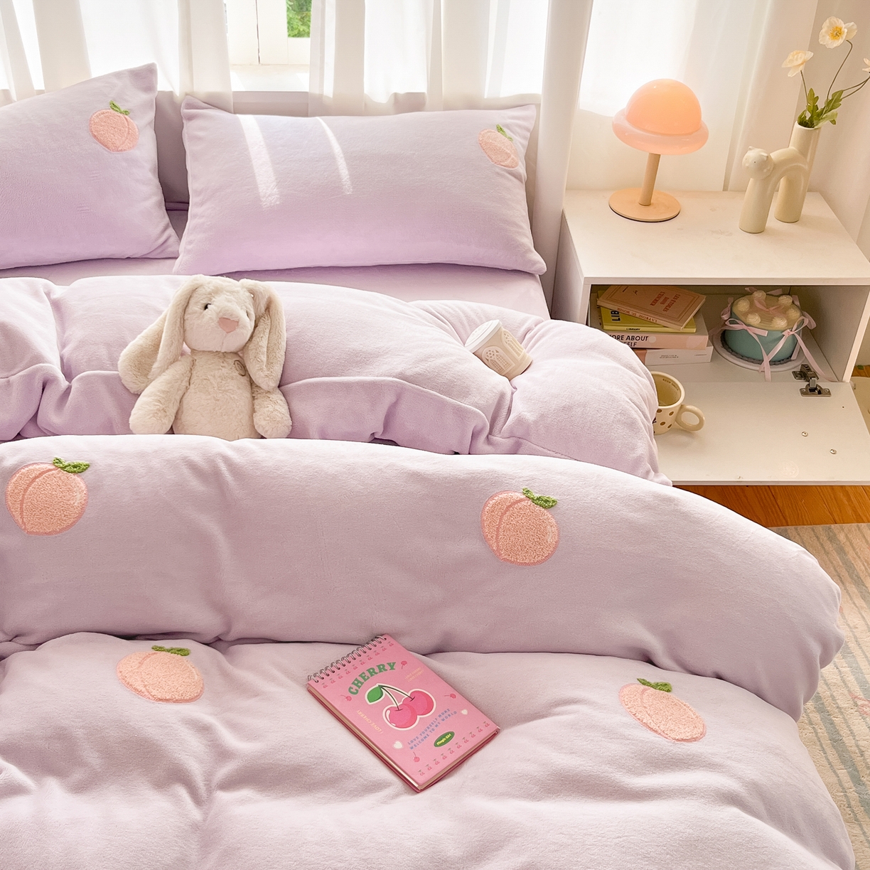 91家纺网 家纺一手货源 找家纺 丽涵家纺 2025秋冬新品210克牛奶绒毛巾绣四件套卡通绣花学生床笠三件套 水蜜桃