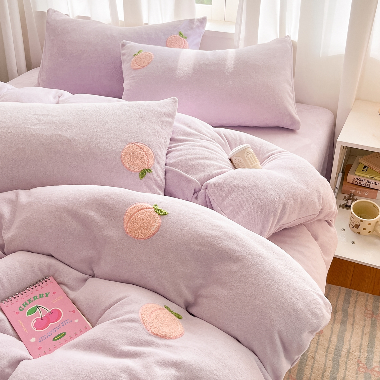 91家纺网 家纺一手货源 找家纺 丽涵家纺 2025秋冬新品210克牛奶绒毛巾绣四件套卡通绣花学生床笠三件套 水蜜桃