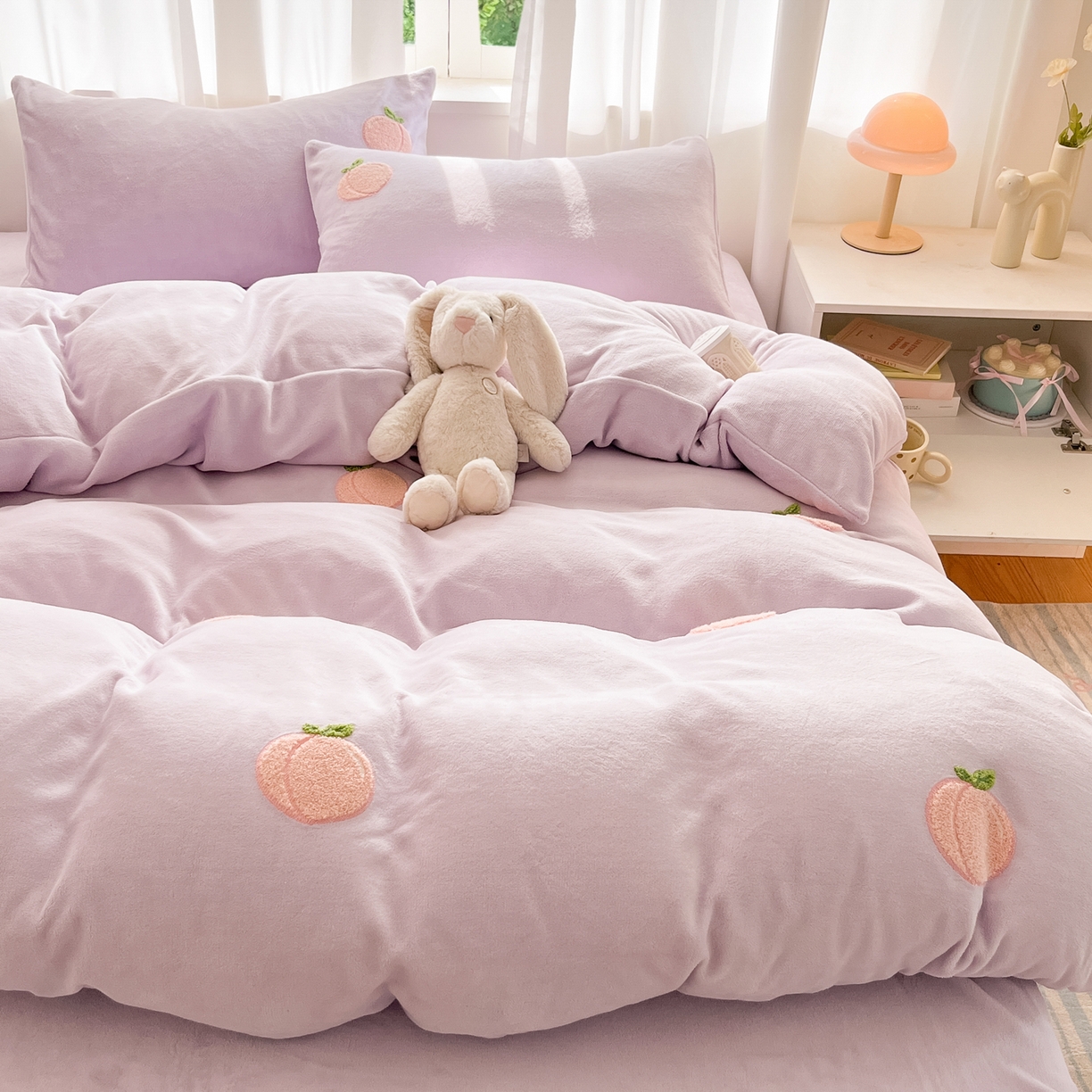 91家纺网 家纺一手货源 找家纺 丽涵家纺 2025秋冬新品210克牛奶绒毛巾绣四件套卡通绣花学生床笠三件套 水蜜桃