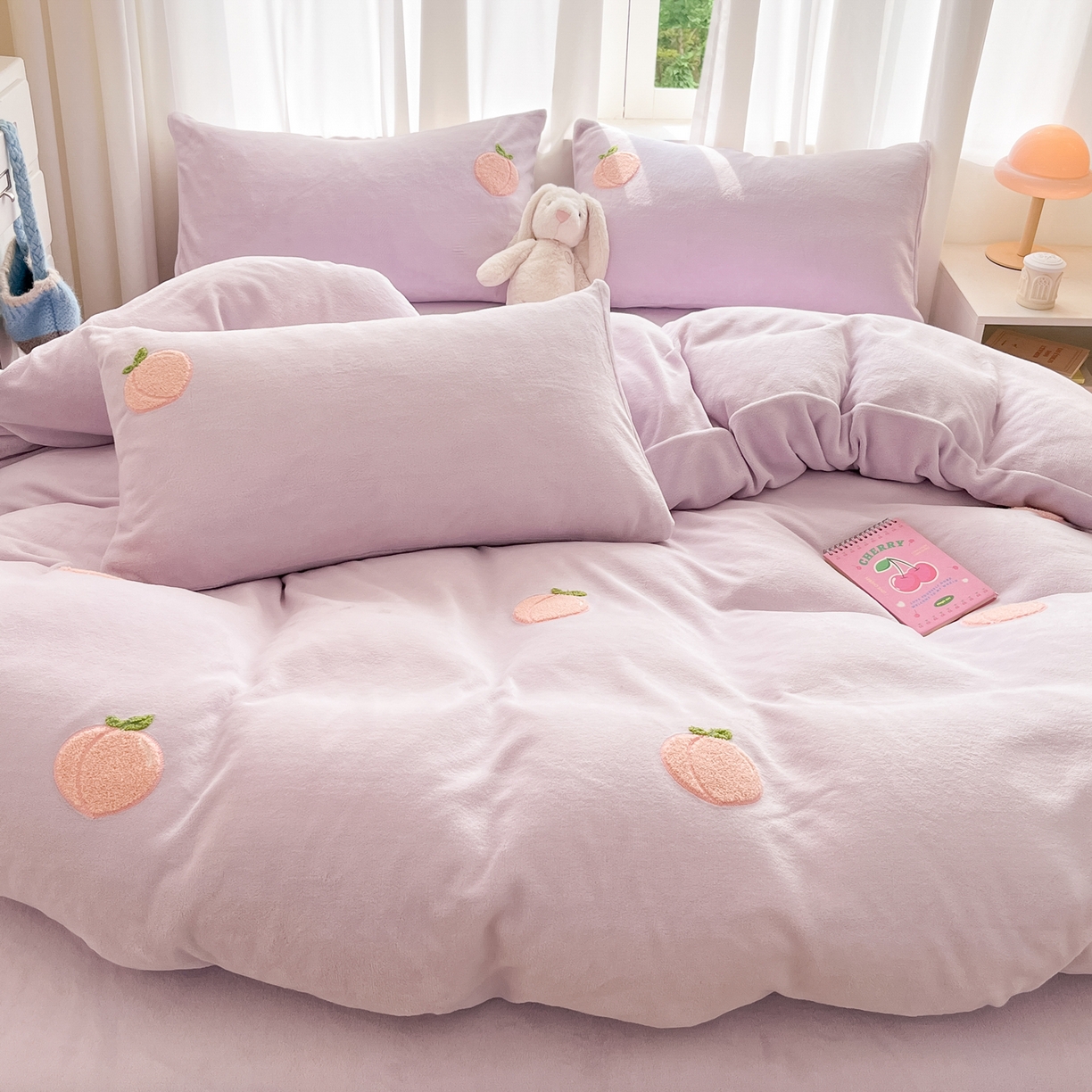 91家纺网 家纺一手货源 找家纺 丽涵家纺 2025秋冬新品210克牛奶绒毛巾绣四件套卡通绣花学生床笠三件套 水蜜桃