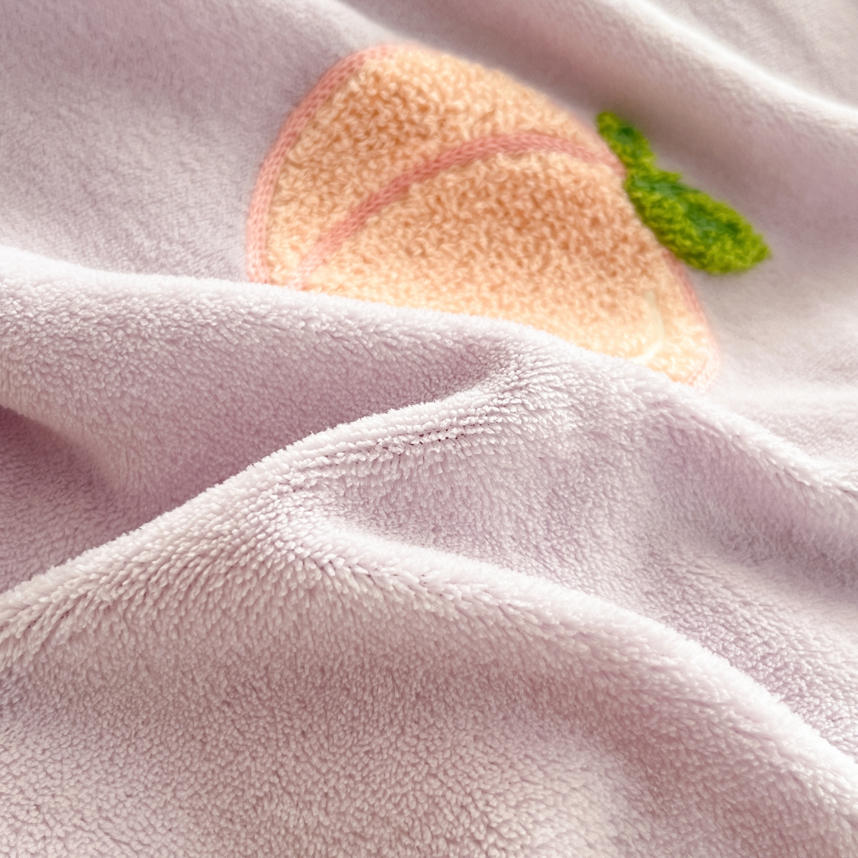 91家纺网 家纺一手货源 找家纺 丽涵家纺 2025秋冬新品210克牛奶绒毛巾绣四件套卡通绣花学生床笠三件套 水蜜桃