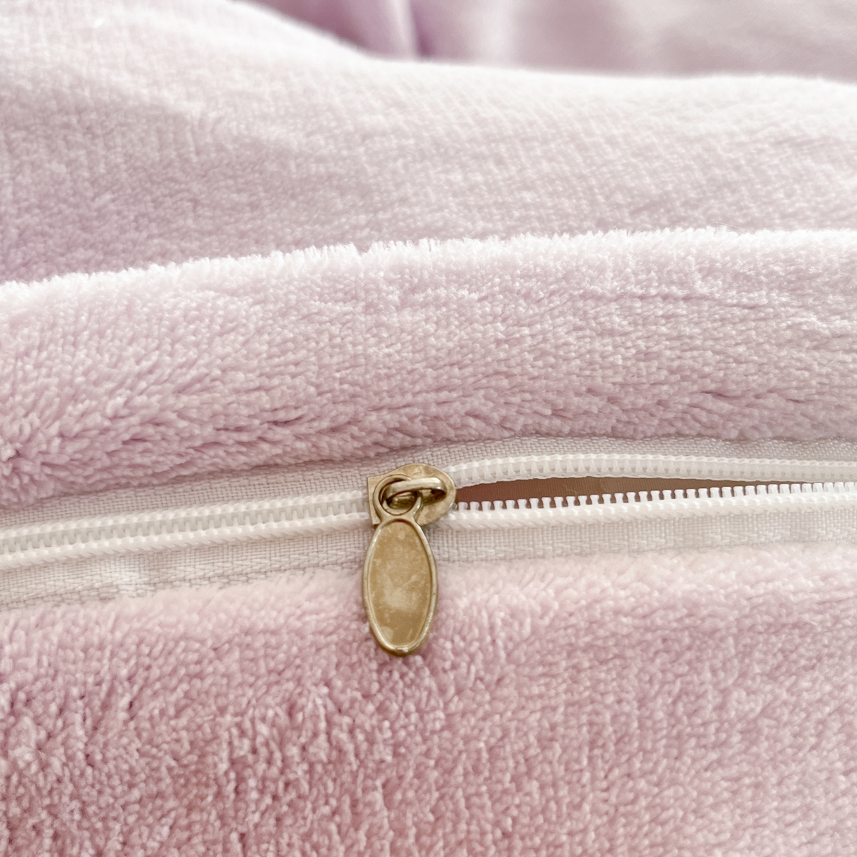 91家纺网 家纺一手货源 找家纺 丽涵家纺 2025秋冬新品210克牛奶绒毛巾绣四件套卡通绣花学生床笠三件套 水蜜桃