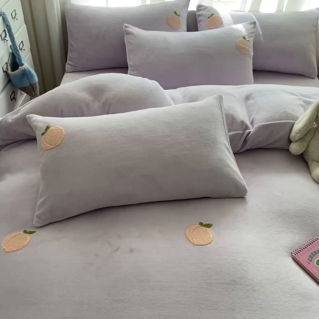 91家纺网 家纺一手货源 找家纺 丽涵家纺 2025秋冬新品210克牛奶绒毛巾绣四件套卡通绣花学生床笠三件套 水蜜桃