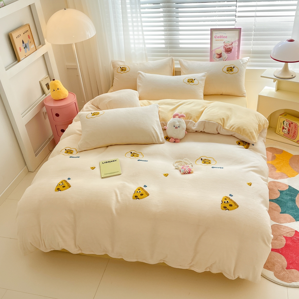 91家纺网 家纺一手货源 找家纺 丽涵家纺 2025秋冬新品210克牛奶绒毛巾绣四件套卡通绣花学生床笠三件套 小奶酪