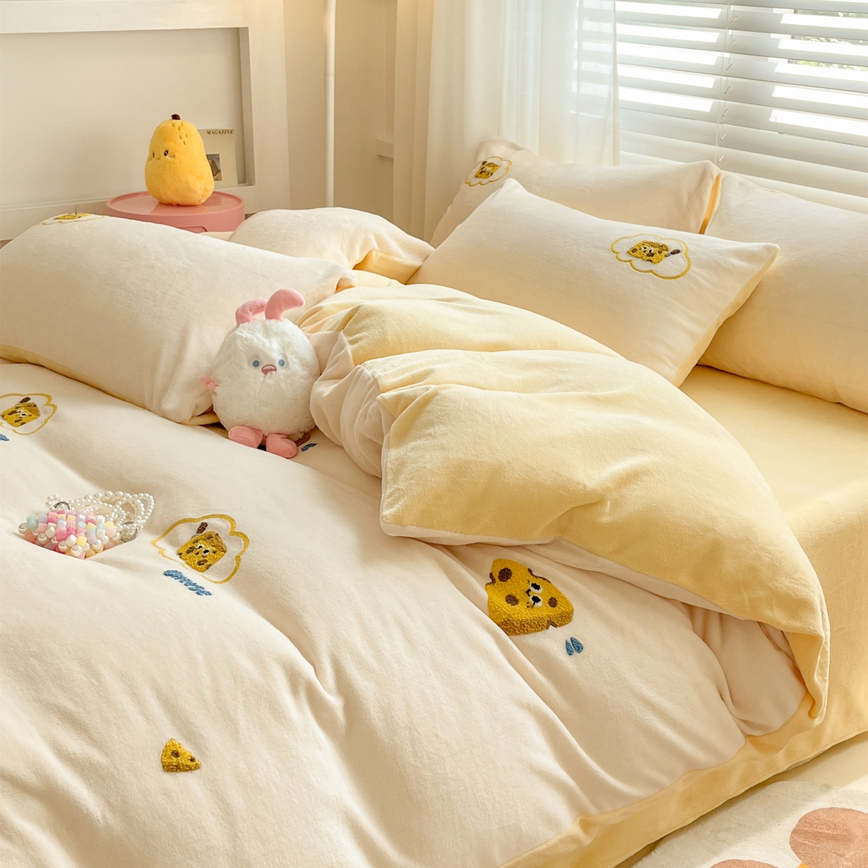 91家纺网 家纺一手货源 找家纺 丽涵家纺 2025秋冬新品210克牛奶绒毛巾绣四件套卡通绣花学生床笠三件套 小奶酪